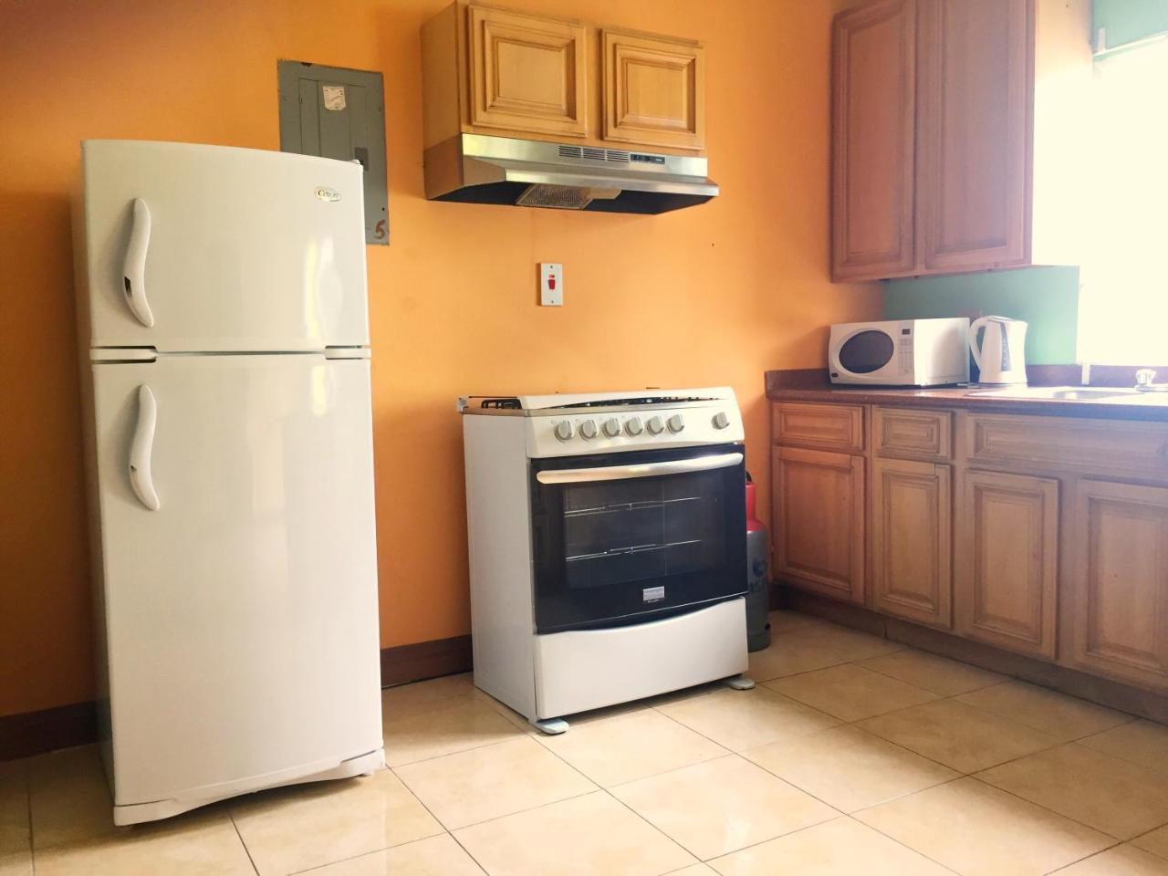 مونتيغو باي Yaad Hostel المظهر الخارجي الصورة