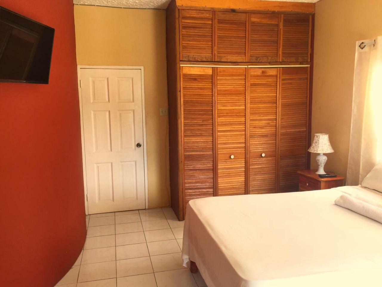 مونتيغو باي Yaad Hostel المظهر الخارجي الصورة